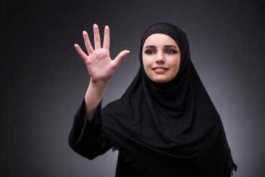 Koyu arka plan siyah elbiseli Müslüman kadın