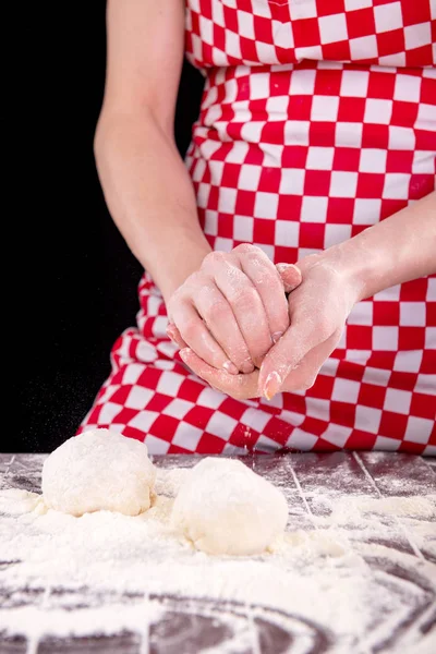 Готовить тесто для выпечки на кухне — стоковое фото