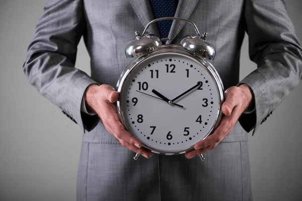 İşadamı masa saati içinde iş kavramı ile