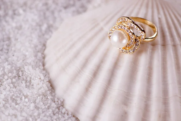 Anel dourado e concha do mar — Fotografia de Stock