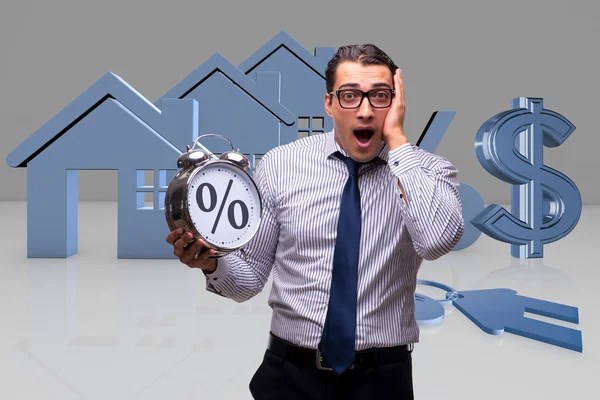 Joven empresario sorprendido por las altas tasas de interés hipotecario —  Fotos de Stock
