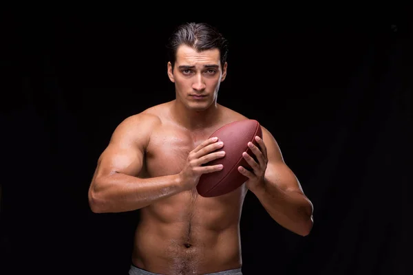 Hombre musculoso rasgado con fútbol americano — Foto de Stock