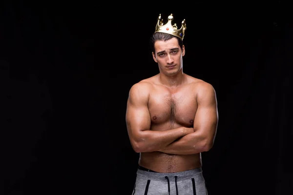 Homem musculoso rasgado com coroa rei — Fotografia de Stock