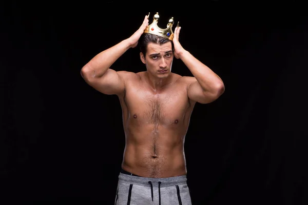 Strappato muscolare uomo con re corona — Foto Stock