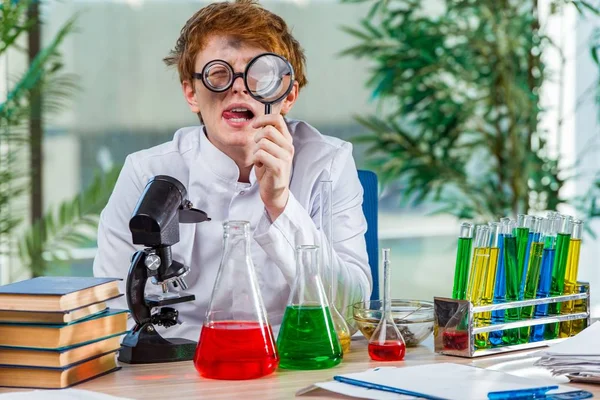 Νεαρός τρελός χημικός που δουλεύει στο εργαστήριο — Φωτογραφία Αρχείου