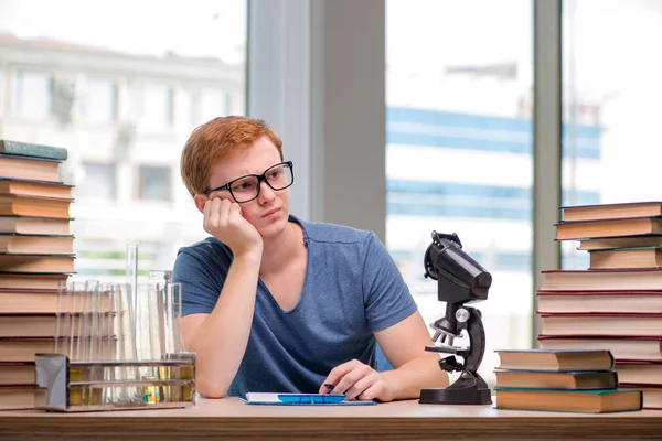 Joven estudiante cansado y agotado preparándose para el examen de química —  Fotos de Stock