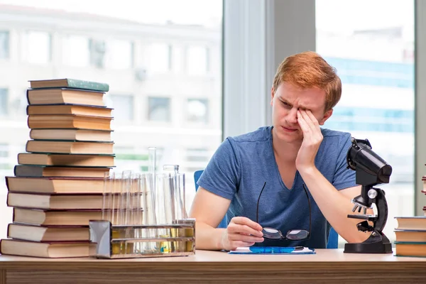 Joven estudiante cansado y agotado preparándose para el examen de química —  Fotos de Stock