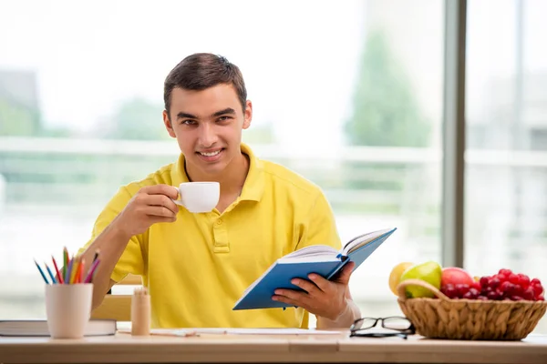 Student, czytanie książki i picie herbaty — Zdjęcie stockowe