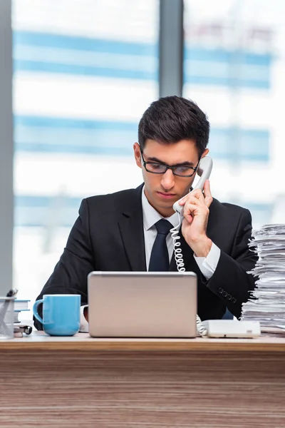 Jovem empresário falando ao telefone — Fotografia de Stock