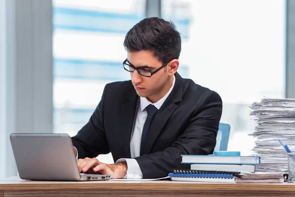 Jungunternehmer arbeitet im Büro — Stockfoto