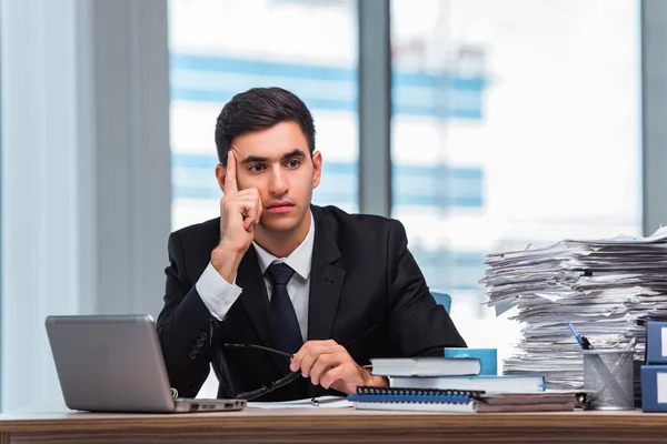 Jeune homme d'affaires travaillant dans le bureau — Photo