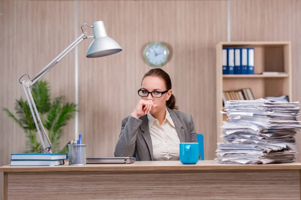 Zakenvrouw werkzaam op kantoor — Stockfoto