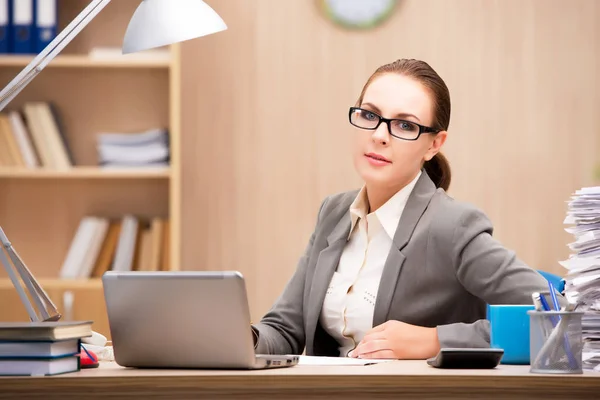 Zakenvrouw onder stress van teveel werken op kantoor — Stockfoto