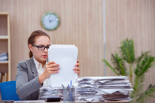 Drukke stressvolle vrouw secretaris onder stress op kantoor — Stockfoto