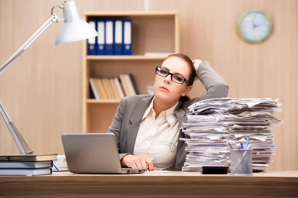 太多的压力下的女商人在办公室工作 — 图库照片