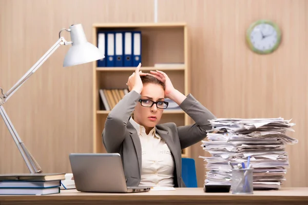 Empresaria bajo estrés por demasiado trabajo en la oficina — Foto de Stock