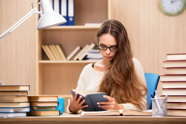 Jonge student bereidt zich voor op universitaire examens — Stockfoto