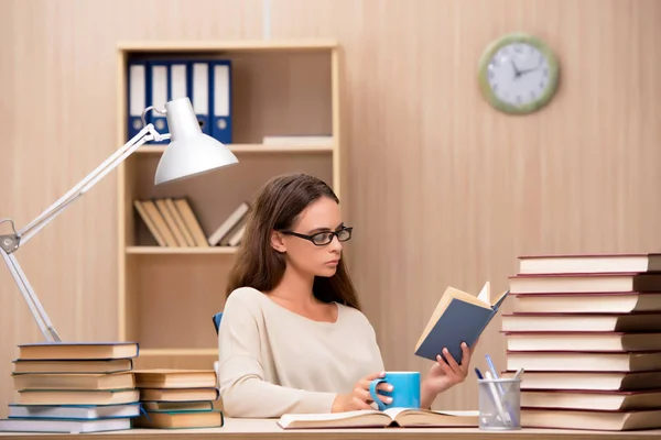 Unga studerande förbereder sig för universitetsprov — Stockfoto