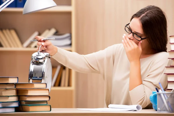 Junge Studentin bereitet sich auf Uni-Prüfungen vor — Stockfoto