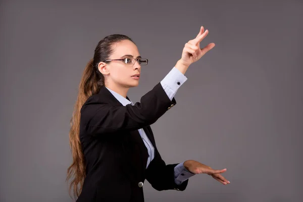仮想ボタンを押す若い女性実業家 — ストック写真