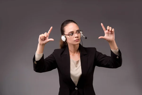 Junge Geschäftsfrau drückt virtuelle Knöpfe — Stockfoto