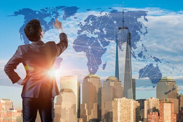 Fütüristik konsept düğmelere basarak işadamı