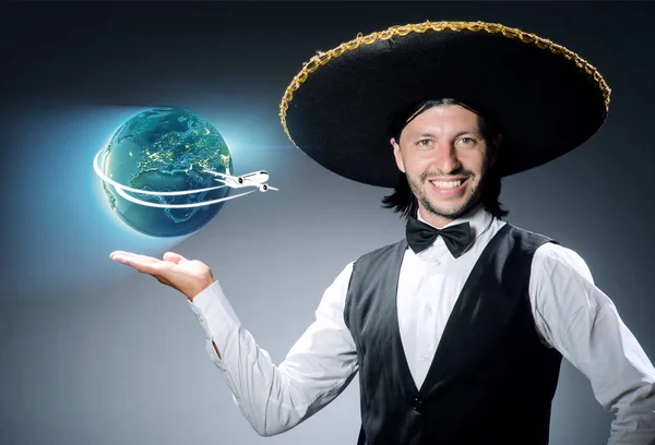 Hombre mexicano en concepto de viajes aéreos —  Fotos de Stock