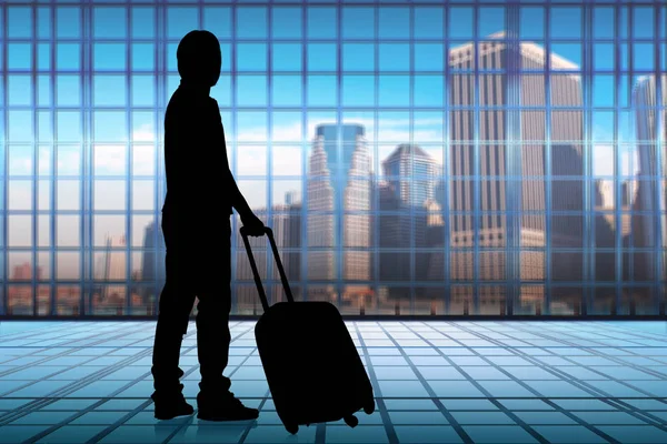 Человек в концепции путешествия с чемоданом — стоковое фото