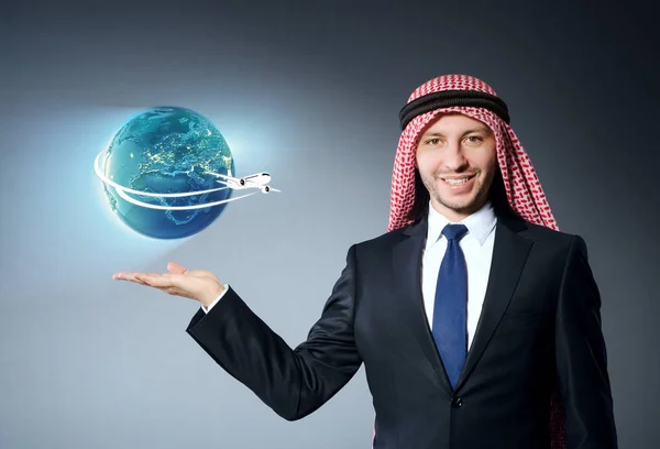 Hombre árabe en concepto de viaje aéreo — Foto de Stock