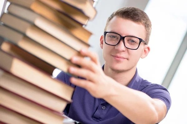 Jovem estudante se preparando para os exames escolares — Fotografia de Stock