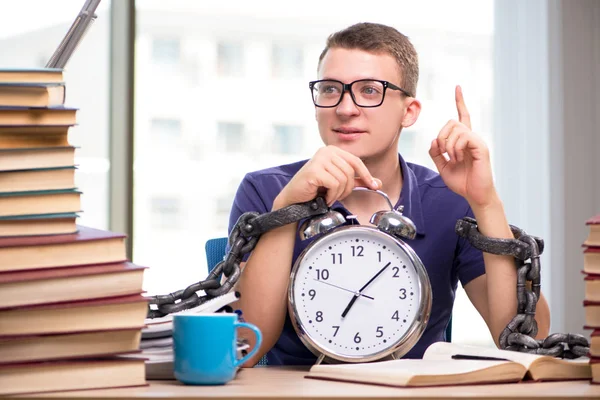 Jonge student bereidt zich voor op schoolexamens — Stockfoto