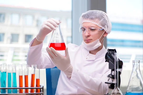 Hombre trabajando en el laboratorio químico en el proyecto de ciencia — Foto de Stock