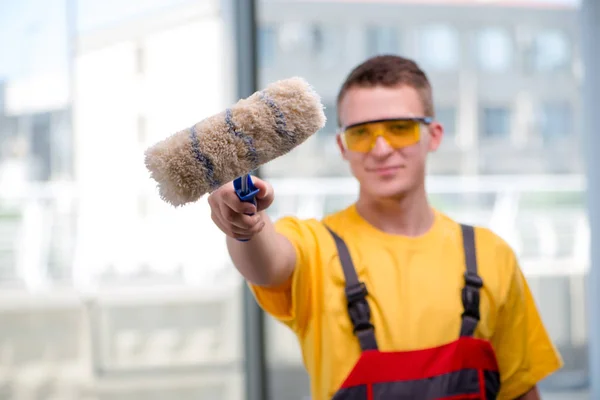 Junger Bauarbeiter in gelben Overalls — Stockfoto