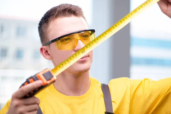 Joven trabajador de la construcción en mono amarillo — Foto de Stock