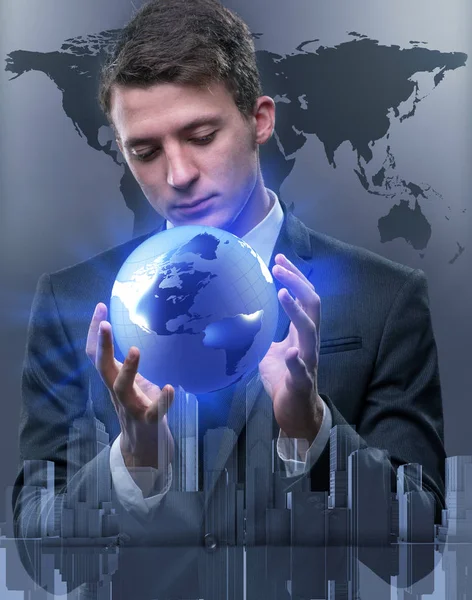 Zakenman holding globe in global bedrijfsconcept — Stockfoto