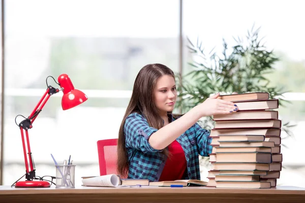 Giovane studente che si prepara per gli esami scolastici — Foto Stock