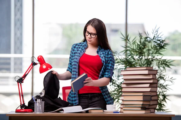 Junge Studentin bereitet sich auf Schulprüfungen vor — Stockfoto