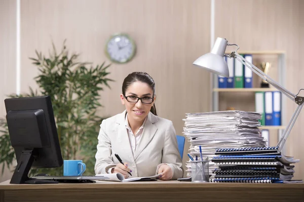 Empresária que trabalha no escritório — Fotografia de Stock