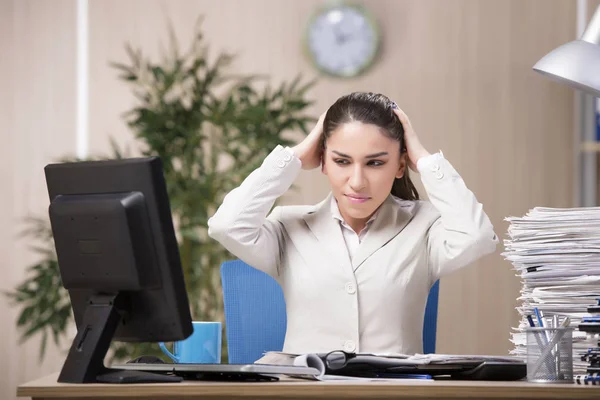 Empresária que trabalha no escritório — Fotografia de Stock