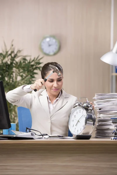 Бізнес-леді, що працює в офісі — стокове фото