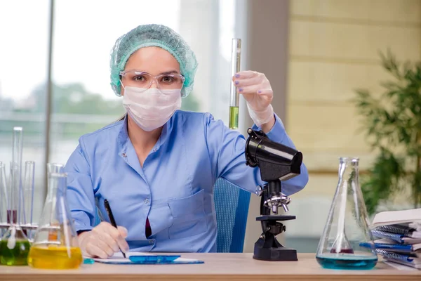 실험실에서 일 하는 여자 화학자 — 스톡 사진