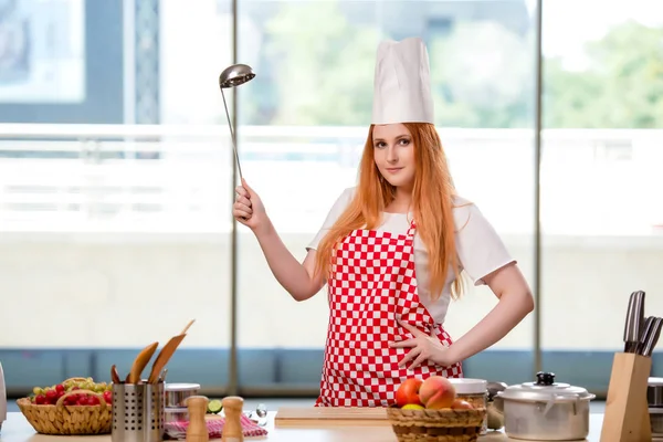 红发女郎厨师在厨房工作 — 图库照片