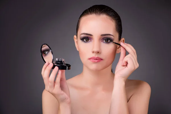 Junge schöne Frau im Make-up-Konzept — Stockfoto