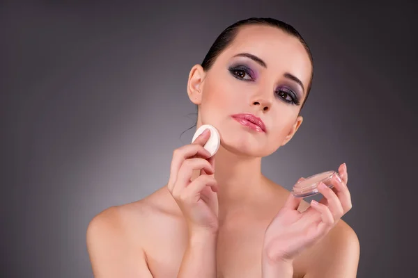 Jovem mulher bonita no conceito de maquiagem — Fotografia de Stock