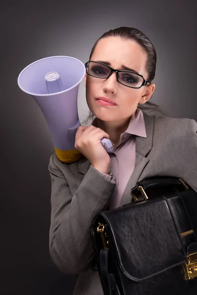 Jeune femme d'affaires avec haut-parleur dans le concept d'entreprise — Photo