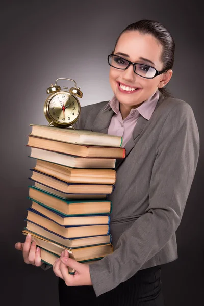 Giovane studente con libri e orologio — Foto Stock