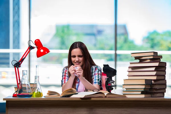 Estudante triste se preparando para exames de química — Fotografia de Stock