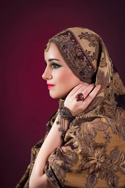 Muslimische Frau mit schönem Schmuck — Stockfoto