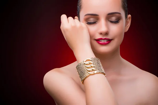 Mujer con brazalete dorado en concepto de belleza —  Fotos de Stock