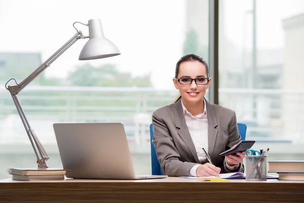 Bizneswoman pracuje przy biurku — Zdjęcie stockowe